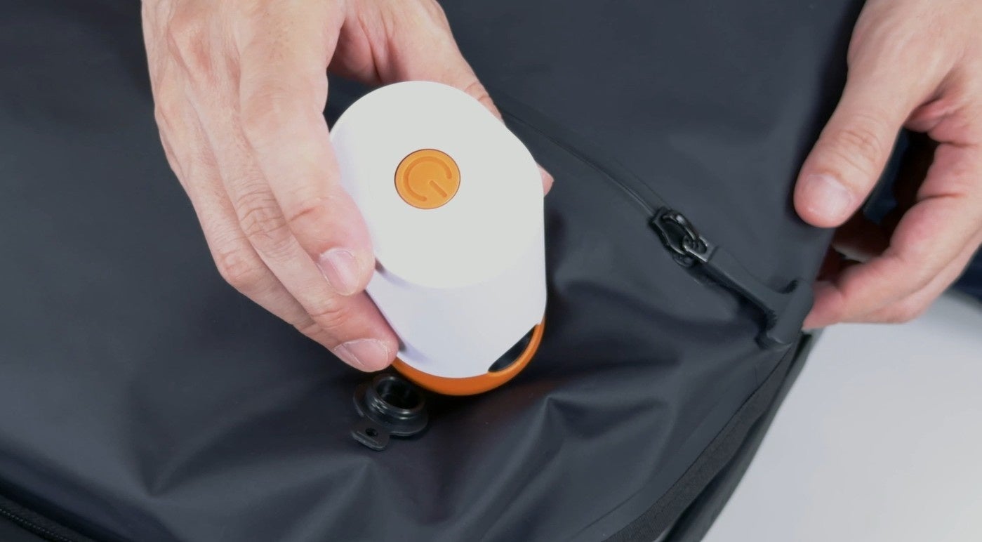 専用電動ポンプを圧縮バッグに取り付けた場面